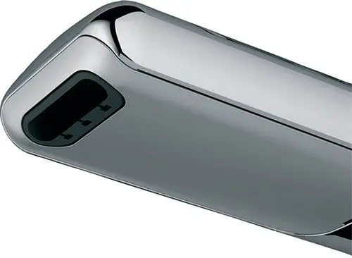 Wasserzuführungsteil in glänzendem Metallfinish für Wasserfall-Armaturen, hergestellt von Ideal Standard, mit rechteckiger Öffnung zur Verbindung.